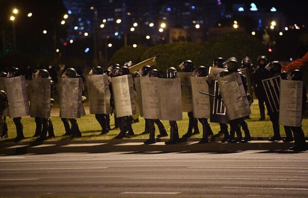 Сотрудники правоохранительных органов во время акции протеста на одной из улиц в Минске - Sputnik Казахстан