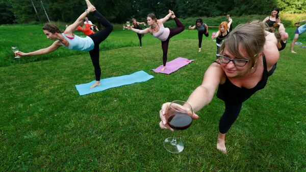 Люди с бокалами вина во время йоги в Латвии  - Sputnik Казахстан