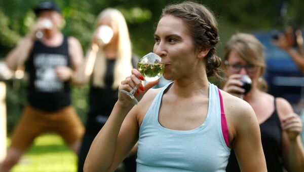 Девушка пьет вино во время йоги в Латвии  - Sputnik Казахстан