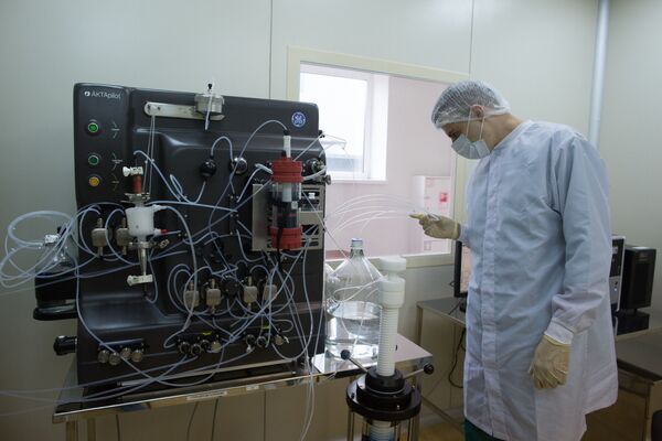 Производство вакцины от COVID-19 на фармацевтическом заводе Биннофарм - Sputnik Казахстан