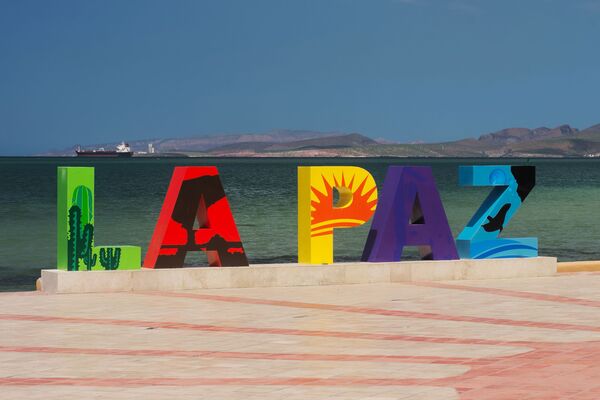 Инсталляция с надписью Ла-Пас в Мексике  - Sputnik Казахстан