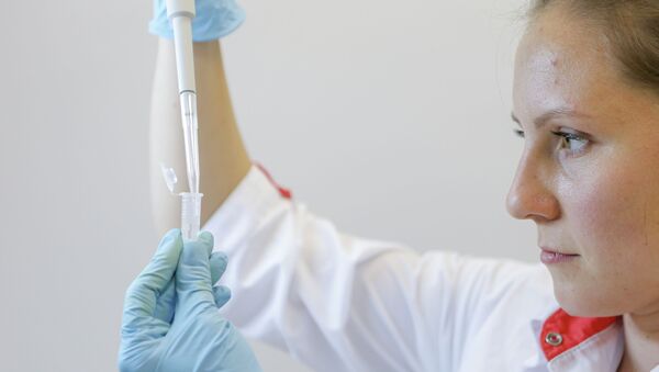 Сотрудница лаборатории проводит исследования в рамках создания вакцины от коронавиируса - Sputnik Қазақстан