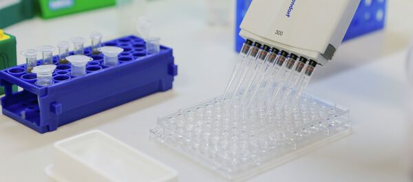 Сотрудник лаборатории проводит исследования по разработке вакцины от коронавируса - Sputnik Қазақстан