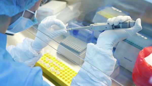 Сотрудник лаборатории проводит исследования для создания вакцины от коронавируса  - Sputnik Казахстан