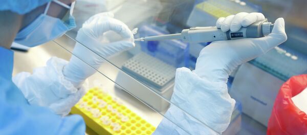 Сотрудник лаборатории проводит исследования для создания вакцины от коронавируса Сотрудник лаборатории проводит исследования для создания вакцины от коронавируса - Sputnik Казахстан