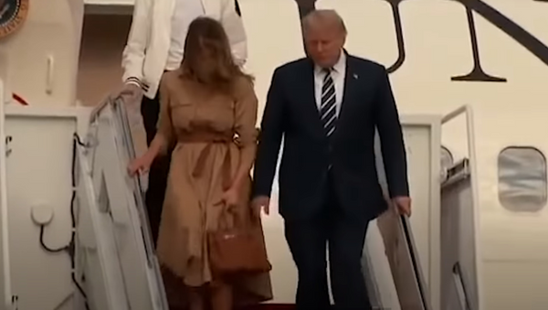 Меланья Трамп оттолкнула руку мужа, выходя из самолета  - видео - Sputnik Казахстан