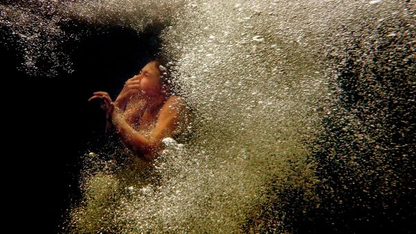 Ребенок с зажатым носом прыгнул под воду - Sputnik Қазақстан