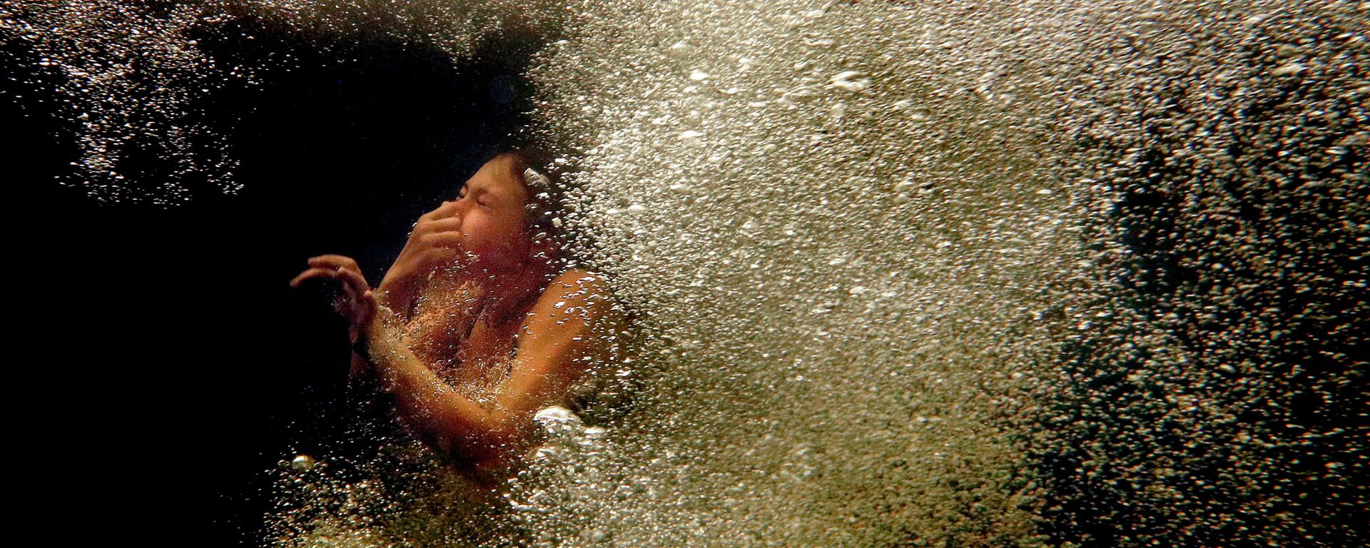 Ребенок с зажатым носом прыгнул под воду - Sputnik Казахстан, 1920, 05.06.2022