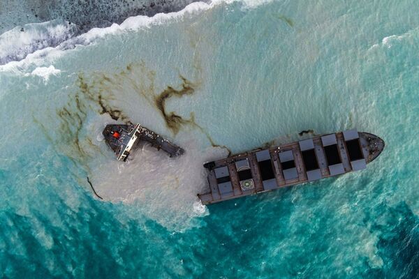 Вид сверху на разломившийся балкер MV Wakashio у берегов Маврикия  - Sputnik Казахстан