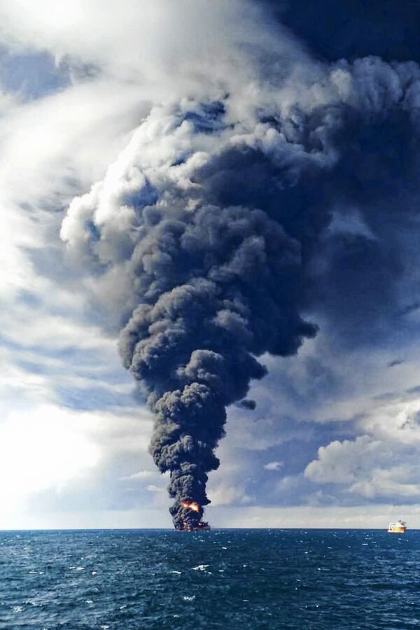 Дым от горящего иранского нефтяного танкера Sanchi в Восточно-Китайском море, 2018 год  - Sputnik Казахстан