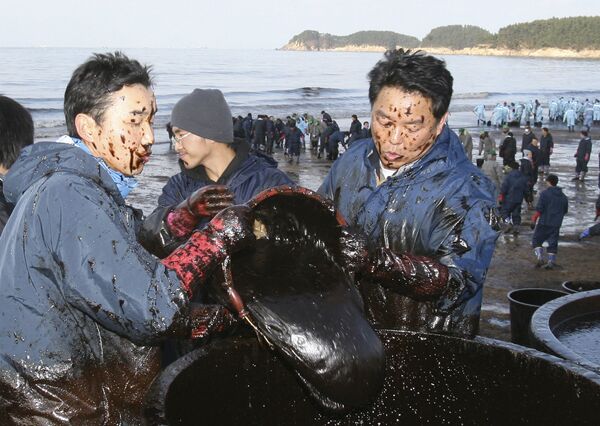 Жители собирают разлившуюся нефть в Южной Корее, 2007 год  - Sputnik Казахстан