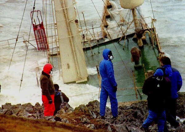Нефтяной танкер Braer, затонувший у берегов Шотландии в 1993 году, 1993 год - Sputnik Казахстан