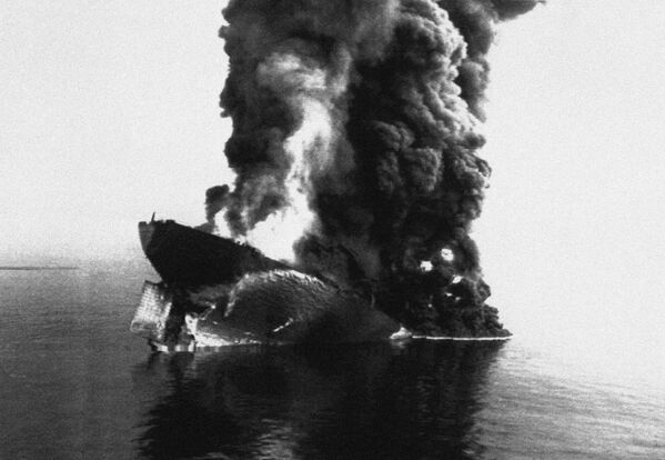 Дым поднимается от тонущего нефтяного танкера Haven, потерпевшего крушение у берегов Италии, 1991 год - Sputnik Казахстан