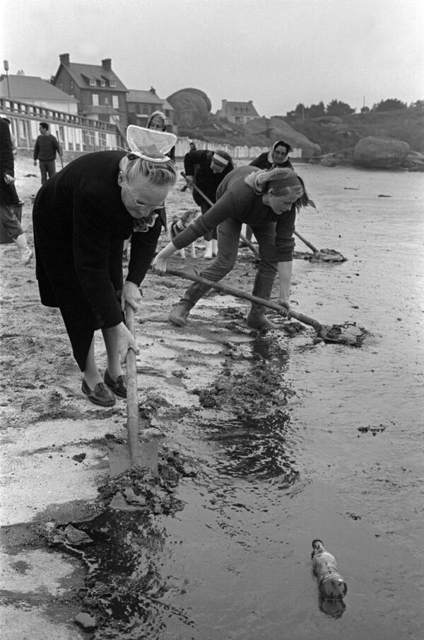 Солдаты и волонтеры ликвидируют последствия разлива нефти на побережье французской Бретани, 1967 год - Sputnik Казахстан