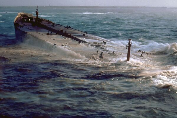 Затонувший супертанкер «Амоко Кадис» и разлив нефти во Франции, 1978 год - Sputnik Казахстан
