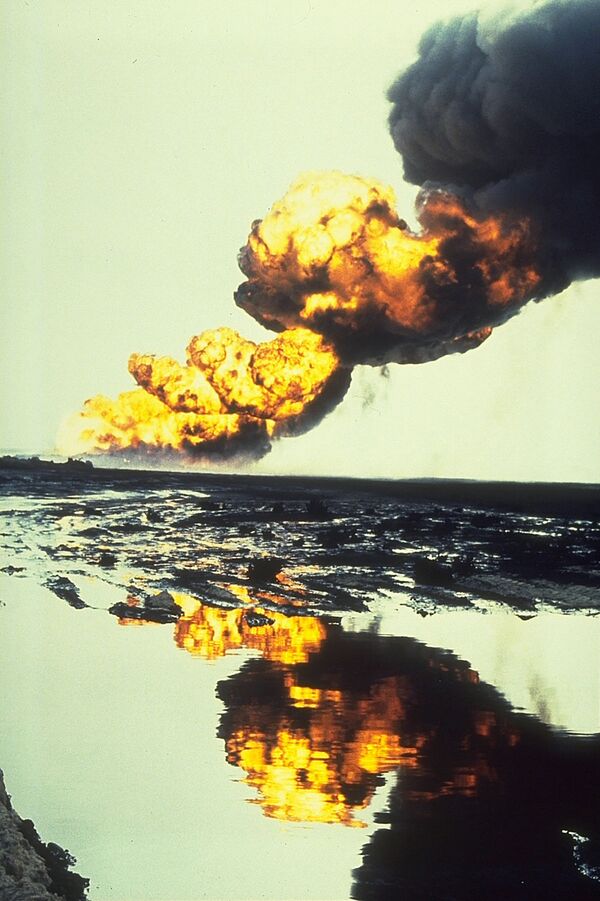 Нефтяной пожар в Кувейте во время войны в Персидском заливе, 1991 год  - Sputnik Казахстан
