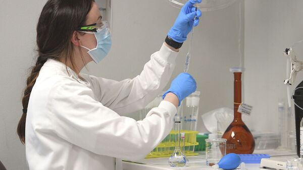Сотрудница лаборатории проводит исследования для создания вакцины от коронавируса - Sputnik Қазақстан