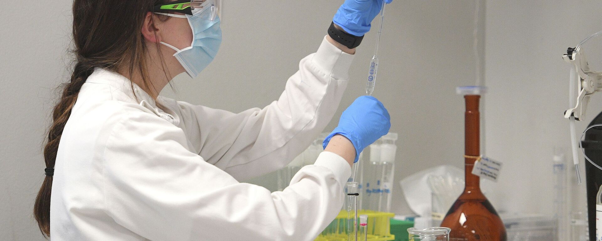 Сотрудница лаборатории проводит исследования для создания вакцины от коронавируса - Sputnik Қазақстан, 1920, 02.01.2022