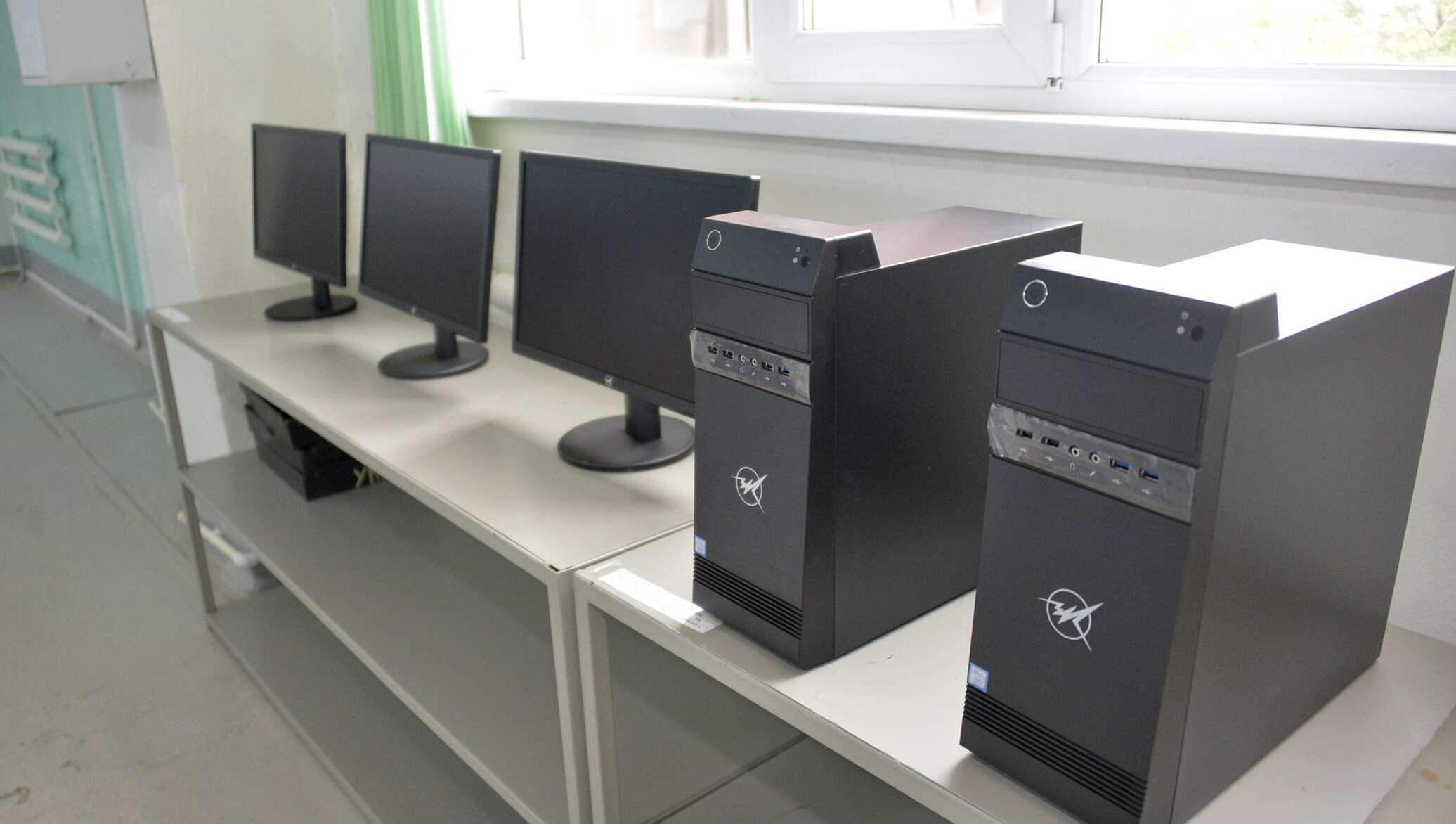 короткое замыкание в ноутбуке. подросток ремонтирует технику. компьютер кз. Asus rog i7. компьютер кз.