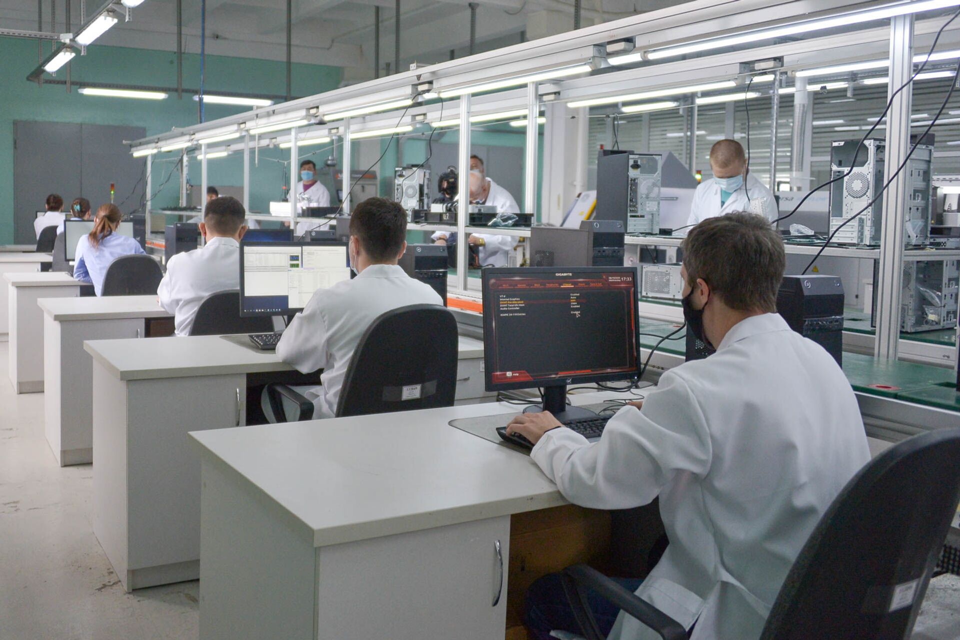 Процесс сборки компьютеров на заводе имени Кирова в Петропавловске - Sputnik Казахстан, 1920, 12.09.2025