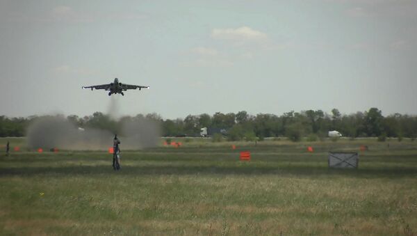 Посадка в поле: эффектные кадры сложнейших учений российской военной авиации - видео - Sputnik Казахстан