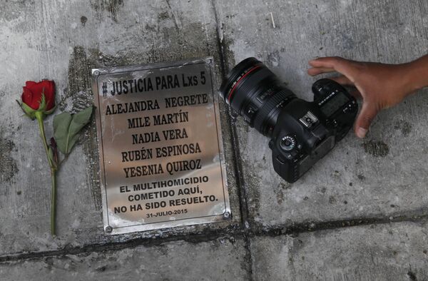 Камера рядом с мемориальной доской в память о фотожуранлисте Рубене Эспиноза в Мексике - Sputnik Казахстан