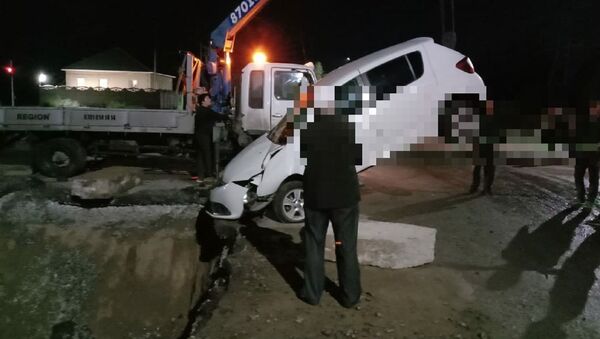 Автомобиль провалился в яму в Павлодаре - Sputnik Казахстан