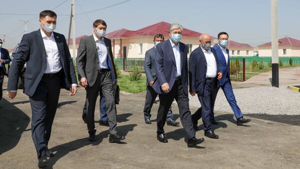 Касым-Жомарт Токаев осмотрел новый микрорайон в поселке Мырзакент - Sputnik Казахстан