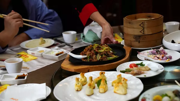 Накрытый столик в ресторане Quanjude Peking roast duck в Пекине - Sputnik Қазақстан