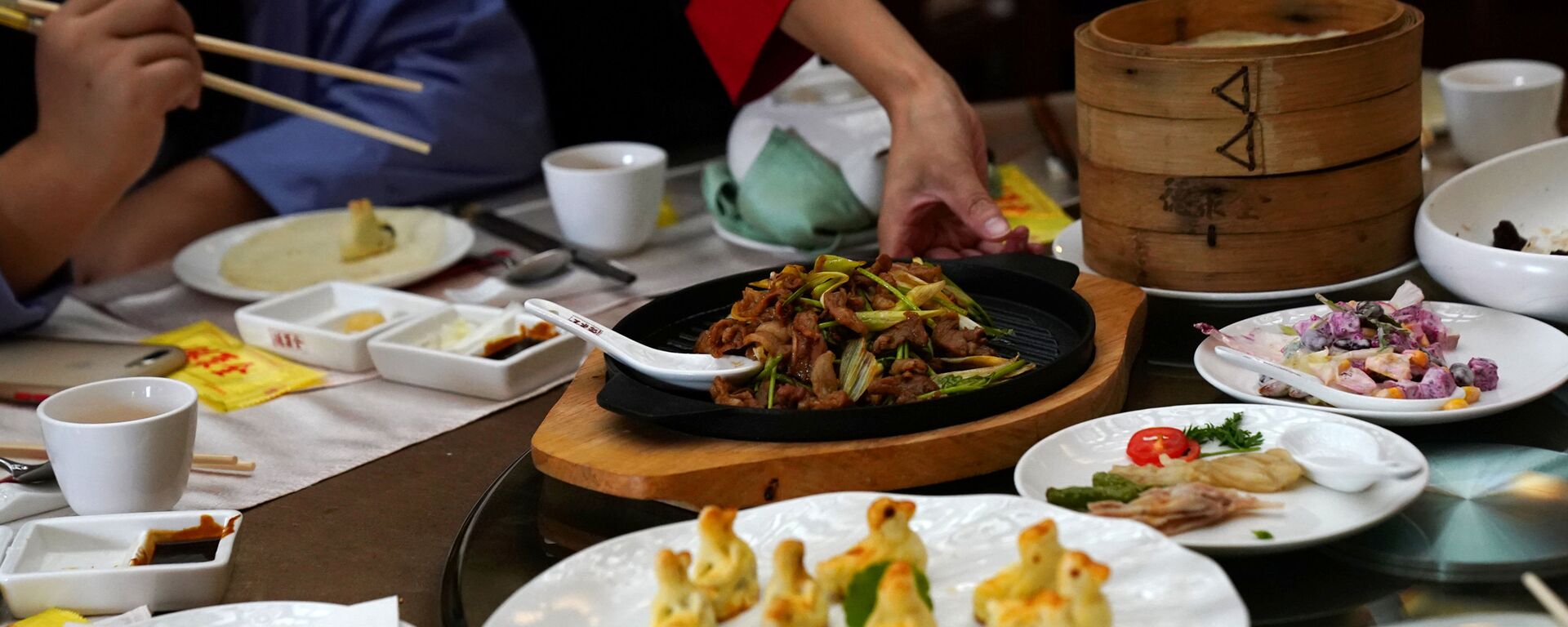 Накрытый столик в ресторане Quanjude Peking roast duck в Пекине - Sputnik Қазақстан, 1920, 21.05.2024