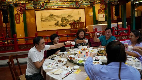 Посетители в ресторане Quanjude Peking roast duck в Пекине - Sputnik Казахстан