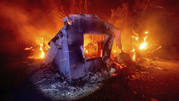 Горящий дом во время лесных пожаров в Калифорнии - Sputnik Казахстан