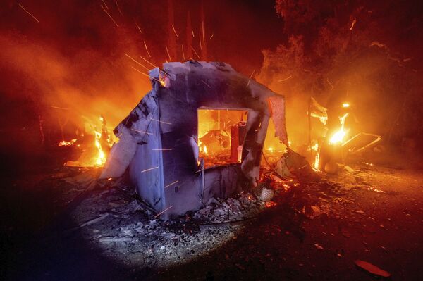Горящий дом во время лесных пожаров в Калифорнии - Sputnik Казахстан
