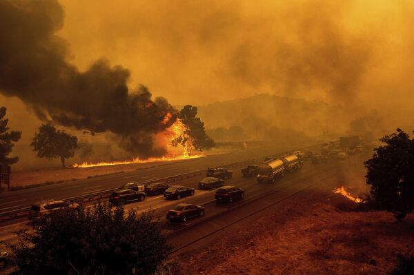 Лесные пожары вдоль автомагистрали 80 в Вакавилле, штат Калифорния - Sputnik Казахстан