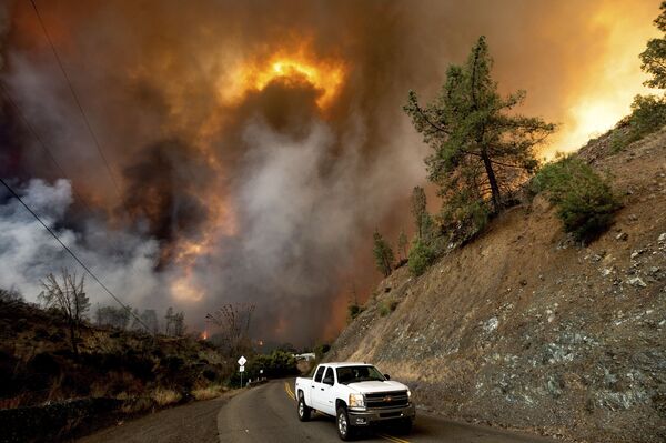 Ноксвилл-роуд в штате Калифорния на фоне лесных пожаров - Sputnik Казахстан