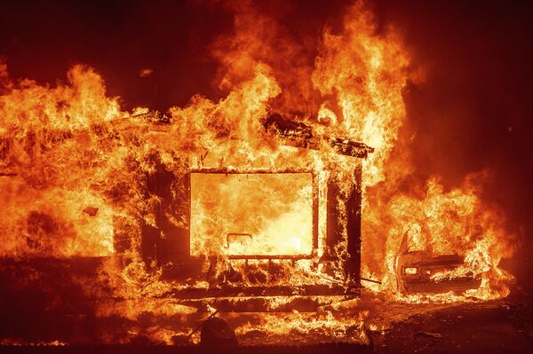 Горящие дом и автомобиль в округе Напа в Калифорнии во время лесных пожаров - Sputnik Казахстан