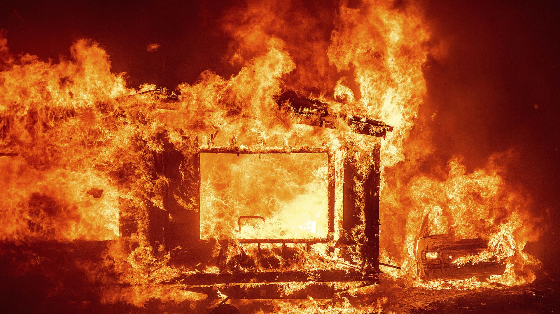 Горящие дом и автомобиль в округе Напа в Калифорнии во время лесных пожаров - Sputnik Қазақстан, 1920, 26.12.2021