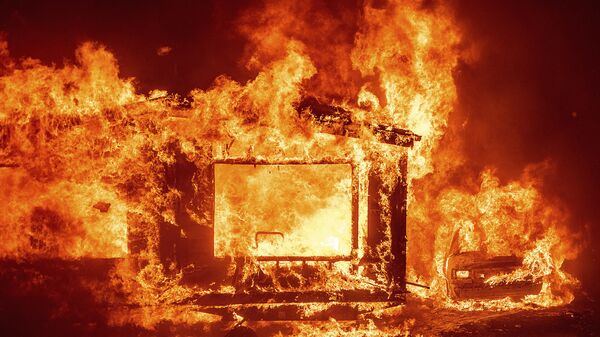 Горящие дом и автомобиль в округе Напа в Калифорнии во время лесных пожаров - Sputnik Қазақстан