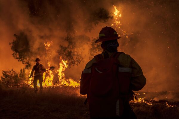 Тушение лесных пожаров возле долины Кармел, Калифорния - Sputnik Казахстан