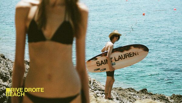 Saint Laurent представил коллекцию аксессуаров для пляжного отдыха - Sputnik Казахстан