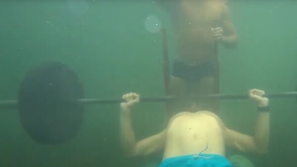 Российский спортсмен побил мировой рекорд по жиму штанги, лежа под водой - Sputnik Казахстан