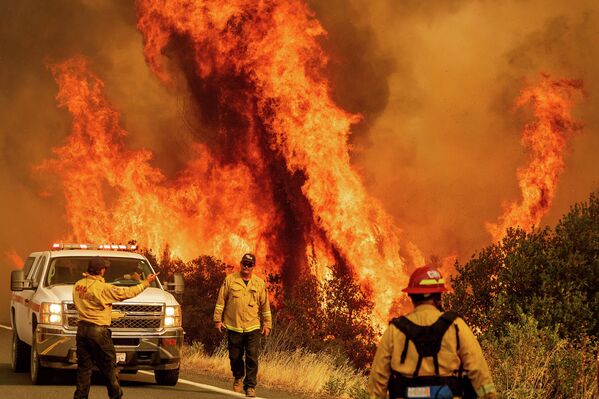 Пожарные борются с огнем в Калифорнии  - Sputnik Казахстан