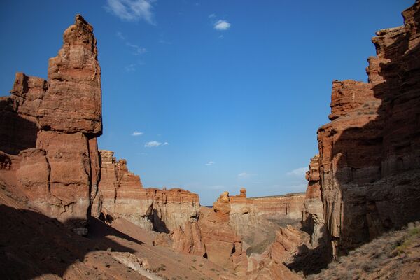 &quot;Долина замков&quot; в Чарынском каньоне стоит уже несколько тысячелетий, привлекая туристов.  - Sputnik Казахстан