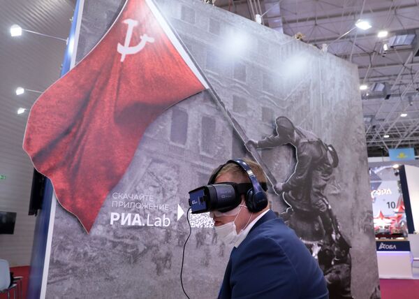 Демонстрация VR-проекта Неизвестный знаменосец гостю форума Армия-2020 на стенде МИА Россия сегодня в конгрессно-выставочном центре Патриот - Sputnik Казахстан