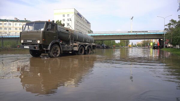 В Нур-Султане затопило улицу из-за прорыва водопровода - видео - Sputnik Казахстан