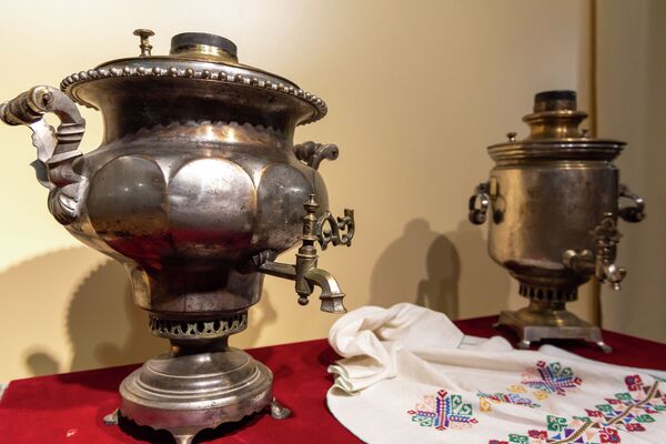 Самовары 18-19 веков практически любой формы — от вазы и шара до рюмки и цилиндра - Sputnik Казахстан
