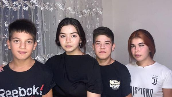 Дильнас Шарипбаева с братьями и сестрой - Sputnik Казахстан