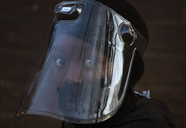 Ученик в маске после возвращения в школу в ЮАР  - Sputnik Казахстан