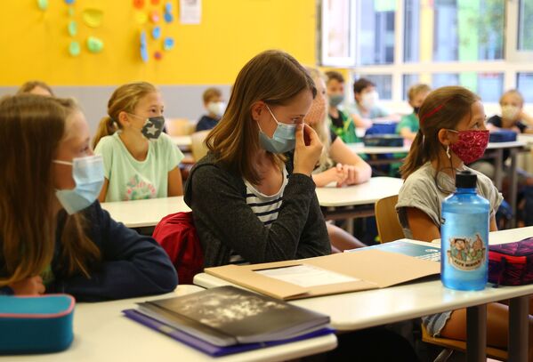 Ученики в масках в классе во время урока в Германии  - Sputnik Казахстан