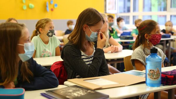 Ученики в масках в классе во время урока в Германии  - Sputnik Қазақстан